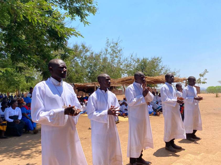 Envio Apostólico de Catequistas formados no Centro Catequético de Uncanha-Marávia