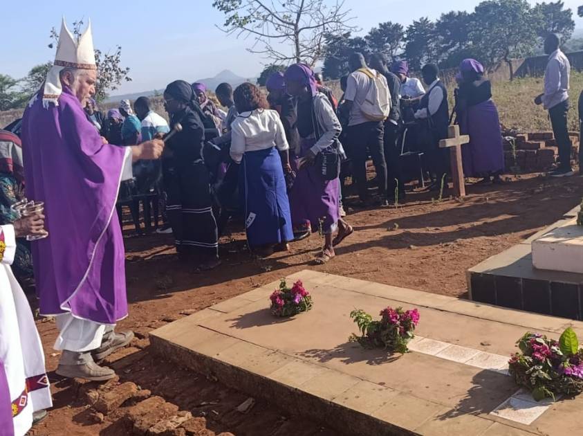 Santa Missa de Dia de Finados Celebrada em Tete