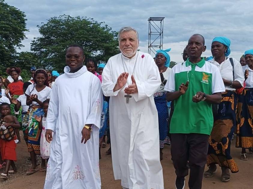 Visita do Bispo de Tete à Paróquia de Chingozi Aeroporto
